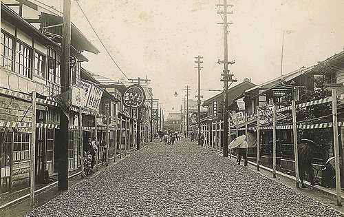 昭和初期、現在の駒ヶ根駅から広小路を望む。正面が伊勢喜本店