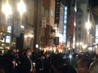会食中、物々しい店の前