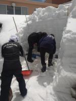 雪中酒掘り出し中