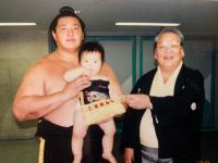小さな琴櫻を抱く琴の若と先代琴櫻