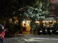 バイクの奥はお隣、左入口が目指す店